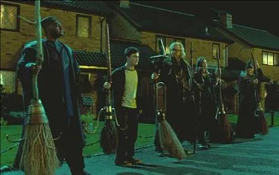 Pendant ce temps, l'Ordre du Phnix reoit l'aide des Aurors parmi lesquels figure Alastor Maugrey, dit Fol-il. Pourchassant les mages noirs, quel Mangemort le clbre auror parvient-il  vaincre en duel en lui tant la vie ?