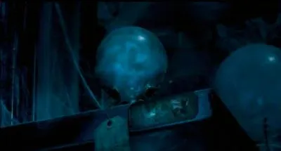 Au mme moment, Severus Rogue, qui ne sait pas franchement comment contribuer dans la russite de Lord Voldemort, est charg de collecter des informations. Un jour,  l'auberge  La Tte de Sanglier , il entend une partie d'une prophtie formule par Sybille Trelawney  Albus Dumbledore. D'aprs elle,  la fin de quel mois natra le garon qui pourra vaincre le Seigneur des Tnbres ?
