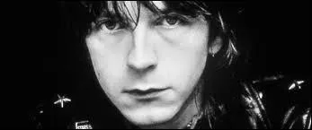 ''Être né sous l'signe ----------------- / C'est vraiment pas une sinécure / Et le roi des CONS, sur son trône / Il est français, ça j'en suis sûr.'' (Renaud)