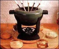 Dans la fondue bourguignonne, que trempe-t-on dans l'huile chaude ?