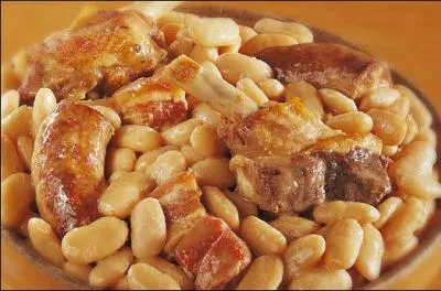 Vous connaissez tous le cassoulet, ce plat unique du sud-ouest avec des haricots secs. Chez nous en Prigord, on le prpare parfois avec autre chose que des saucisses. Avec quoi ?
