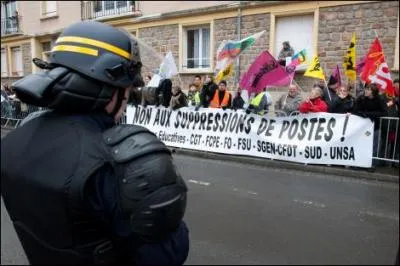 Comment le porte-parole de l'UMP Frdric Lefebvre a-t-il justifi la mutation du prfet de la Manche par Nicolas Sarkozy?