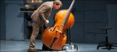 Lequel de ces trois musiciens n'est pas contrebassiste ?