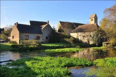 Asnires-sur-Vgre, agrable village dot d'un vieux pont et d'une glise romane aux belles peintures murales, dans une nature verdoyante est :