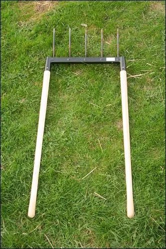 Quel est le joli nom de cet outil de jardinier utilis pour bcher un jardin sans se fatiguer le dos ?