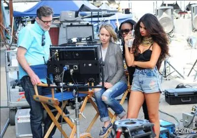 Comment s'appelle la petite soeur de Selena ?