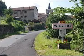 Nous entrons dans le village auvergnat de Valcivires. Nous sommes dans le dpartement ...