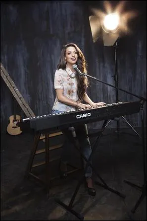  quel ge Tal a-t-elle appris le piano et la guitare ?