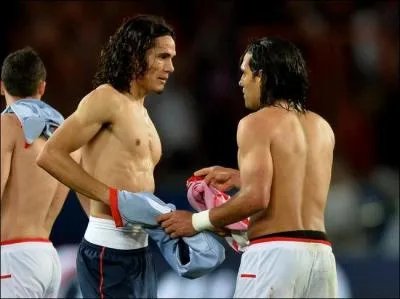 L'autre transfert qui a dfray la chronique, c'est celui de l'attaquant colombien Radamel Falcao venu de l'Atletico Madrid pour 60 millions d'euros pour cinq ans. C'tait un exploit pour la Ligue 1 avant celui de Cavani ! Mais des deux buteurs sud-amricains, lequel a marqu en premier en Championnat ?