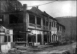 Ville assige de juin 1992  aot 1995. Les Serbes ne parviennent pas  prendre la ville qui reste bosniaque.