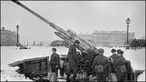 Ce sige commena le 8 septembre 1941, et se termina le 27 janvier 1944. Il marqua l'chec allemand. Les pertes humaines furent colossales avec 1 800 000 hommes, dont plus d'un million de civils. Ce sige est le plus long de l'histoire moderne ; il compte 872 jours.