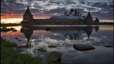 Aprs leur rbellion, 800 moines se fortifient dans le monastre et rsistent huit ans (1668-1676) aux assauts d'une force de 1000 hommes envoys par le tsar. Finalement trahis, ils seront tous massacrs  l'exception des soixante derniers dfenseurs qui seront pargns.