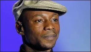 Sa copine, elle s'appelle Caroline, alors bouge de l. Qui est-il ?