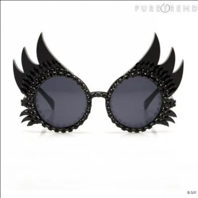  J'ai l'impression qu'elle est plutt genre montagne, lui dis-je, pensons plutt  une belle paire de lunettes de soleil, c'est (... ) lui plairait le mieux, il me semble.  