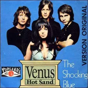  Eh bien, lui dis-je, figure-toi que c'est (... ) tu as tort, mon vieux, car si nous parlons de musique pour Reina, (... ) lui ferait plaisir ce serait plutt du Neil Diamond, du The Platters, du Shocking Blue, tu vois, tu devrais savoir qu'elle en raffole !  .