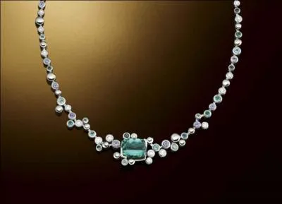  Ah non Jojo ! Tu dis n'importe quoi ! (... ) elle a rv d'avoir toute sa vie c'est un collier de pierres prcieuses authentiques... mais aurions-nous les moyens de lui en offrir un ?  , lui dis-je d'un air tout aussi incrdule que moqueur.