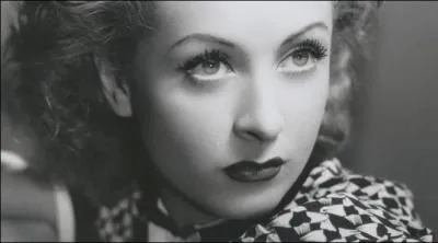 Dans le film  Huit femmes , elle joue le personnage de  Mamy  !