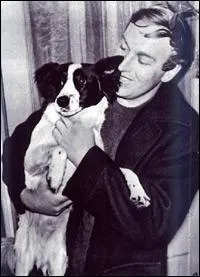 On la vole  Londres en 1966 ; un petit chien la dterre sous un arbre ; le chien s'appelle :