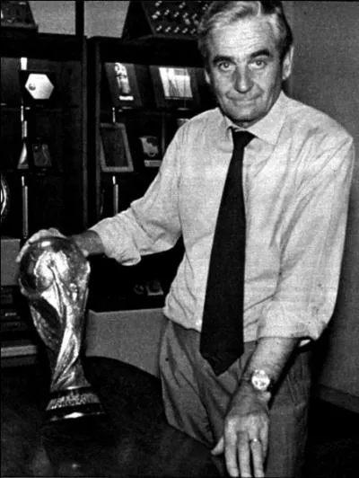 En 1974 , le nouveau trophe arrive fait par l'artiste italien :