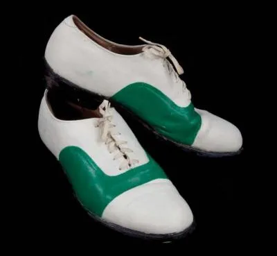 Ces chaussures appartiennent  un grand danseur du cinma amricain, qui les a portes dans un numro d'un des films les plus cultes... Il portait un costume assorti,  carreaux... Il s'agit de... ?