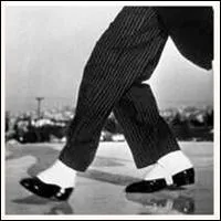 Encore des chaussures trs significatives, des gutres en mouvement, qui sont donc celles de... ?