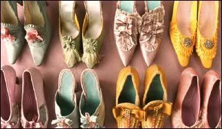 Ces chaussures aux couleurs de bonbons ou de macarons ont t fabriques par Manolo Blahnik pour un personnage historique rinvent par un film... Il s'agit de... ?
