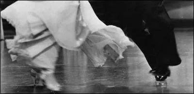 Qui sont les porteurs de ces chaussures, tout  fait facilement identifiables ?