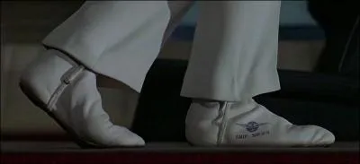 Encore des chaussures blanches, trs significatives d'un autre personnage culte du cinma, lequel ?