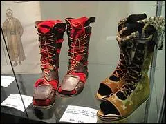 Prsentes en expositions,  votre avis, qui a port ces chaussures typiques d'une poque ancienne pour un film devenu culte lui aussi ?