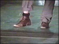 Observez bien, et trouvez le hros de srie TV porteur de ces chaussures marron...