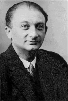 Joseph Roth (1883-1939). Pragois visionnaire, il s'exile ds l'arrive des nazis (qui dtruiront ces oeuvres illico) : il meurt dans l'abandon et la misre  ... . Son roman principal porte le nom d'une marche clbre :