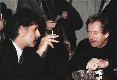 Une pense nostalgique pour ce pamphltaire et ex-prsident (presque malgr lui) : il fut propuls, avant de l'tre en politique ou au fond des geles, par l'criture d'un thtre  l'humour vitriolique.