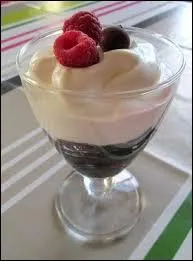 Le fontainebleau est un dessert fait  base de fromage frais et de crme fouette. Sur cette image, c'est un fontainebleau aux fruits rouges. D'aprs-vous, c'est la spcialit de la ville de ...