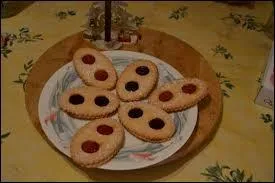 Ces petits gteaux sont des lunettes. La lunette est la spcialit de la ville de ...