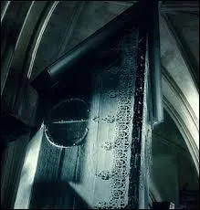 Ensuite L'Armoire  disparaitre. En 1992, qui a lanc l'Armoire  disparatre dans l'tage au dessus du bureau de Rusard ?