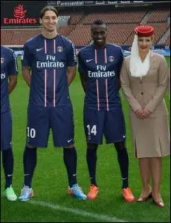 Qui est ce joueur, au centre sur la photo,  ct de Zlatan Ibrahimovic ?