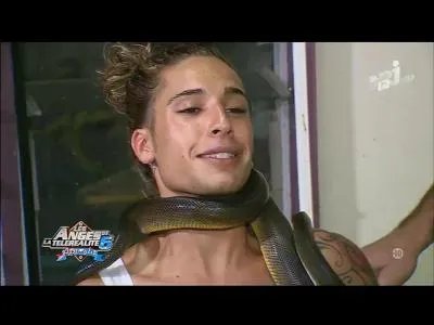 Qu'a Eddy autour du cou ?