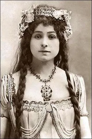 Avec Alexandra David-Nel (1868-1969), c'est le cumul des mandarins : nationalits franaise et belge, orientaliste, tibtologue, franc-maonne, journaliste, crivaine et exploratrice.  What else ?  , vous demandent Georges, Salma... et moi-mme ?