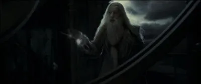 Albus Dumbledore demande  Harry Potter de se cacher sous la Cape d'Invisibilit quand il entend des bruits de pas dans la Tour d'Astronomie. Drago Malefoy apparat et dsarme Albus Dumbledore. Qu'est-ce que ce dsarmement implique, pour Drago Malefoy,  ce moment prcis ?