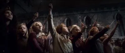 Au bas de la Tour d'Astronomie, les professeurs de Poudlard, les membres de l'Ordre du Phnix et des lves anonymes se massent autour du corps sans vie d'Albus Dumbledore. Quel(le) professeur(e) de Poudlard est  l'origine de l'initiative de lever sa baguette magique pour chasser la Marque des Tnbres dans le ciel de Poudlard et pour rendre hommage  Albus Dumbledore ?