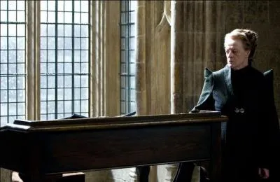 Suite  la disparition tragique d'Albus Dumbledore, c'est Minerva McGonagall qui est temporairement nomme directrice de Poudlard. Jusqu' quand exerce-t-elle ses fonctions, avant que Severus Rogue ne reprenne ce poste, pour ce qui aurait d tre la dernire anne scolaire de Harry Potter  Poudlard ?