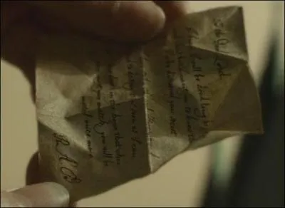 Dans le film  Harry Potter et le Prince de Sang-Ml , peu aprs l'enterrement, Harry Potter dcouvre que le mdaillon rcupr  la caverne est une rplique. Il trouve un message d'un certain R. A. B. O Harry Potter se trouve-t-il avec ses amis lorsqu'il prend connaissance du message .