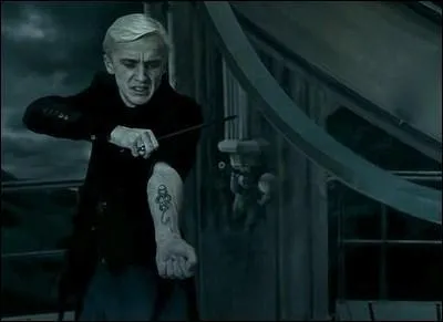 Cet affrontement trouve son origine ds la fin de  Harry Potter  l'Ordre du Phnix , aprs l'chec de la Bataille du Dpartement des mystres, au cours de laquelle les Mangemorts ne sont pas parvenus  rcuprer la prophtie. Quelle dcision prend alors Lord Voldemort pour punir Lucius Malefoy de ne pas avoir pu s'emparer de cette prophtie ?