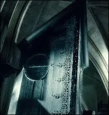 La sixime anne scolaire de Harry Potter commence alors  Poudlard. Harry Potter a des soupons sur Drago Malefoy. Ce dernier semble d'ailleurs proccup par des objets curieux appels Armoires  disparatre. Ces armoires sont jumelles et forment un passage. Dans  Harry Potter et le Prince de Sang-Ml , quels sont les lieux dans lesquels se trouvent ces deux armoires ?