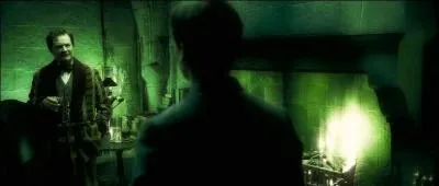 Par la suite, Albus Dumbledore convie Harry Potter a des cours privs o il lui montre des souvenirs appartenant  Lord Voldemort. Dans un souvenir de Tom Elvis Jedusor, alors tudiant  Poudlard, rcupr au forceps par Harry Potter auprs de Horace Slughorn, quel mot conditionne l'ensemble des vnements qui suivront dans la saga ?