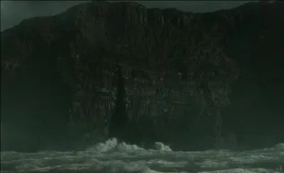 Suite  cette rvlation, Albus Dumbledore dclare  Harry Potter qu'il aurait peut tre localis un autre horcruxe de Lord Voldemort. Cet horcruxe a t cach dans une sombre caverne de cristaux. Au large de quel pays cette caverne, borde par une mer dchane, se trouve-t-elle ?