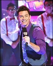 Qui est l'animateur de  Shake It Up  ?