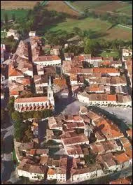 Nous survolons la ville midi-pyrnenne de Saint-Clar. Nous sommes dans le ciel du dpartement n ...