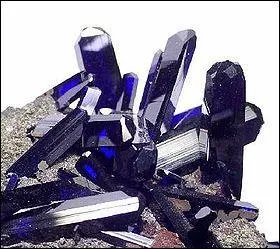 Autrefois les pigments bleus taient difficiles  fabriquer et  matriser, ils furent longtemps rares et c'tait la couleur la plus chre. Le premier pigment bleu a t obtenu  partir de l'azurite, un minral naturel (carbonate de cuivre). Qui a fait cette formidable dcouverte ?