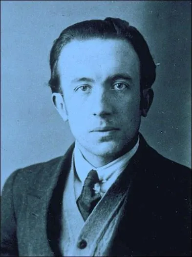 Pour le pote Paul Eluard  La Terre est bleue comme ...  